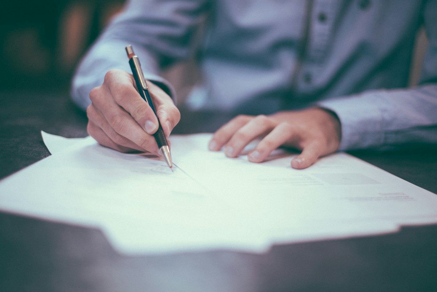 Unterlagen und Stift für transparente Vereinbarungen und geförderte Mediation